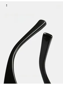 Detail der geschwungenen schwarzen Brillenbügel der Sportsonnenbrille mit Glanzeffekt