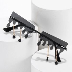 Lunettes hip-hop avec verres dégoulinants, chaînes dorées et pendentifs en pierres noires