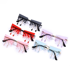 Lunettes de soleil effet gouttes avec chaînes métalliques et perles colorées de style punk