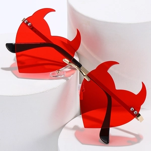 Unisex frameless red heart devil sunglasses with gold metal bridge and black temples