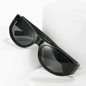 Moderne schwarze Sport-Sonnenbrille mit breitem Rahmen und CE-Zeichen auf weißem Stativ