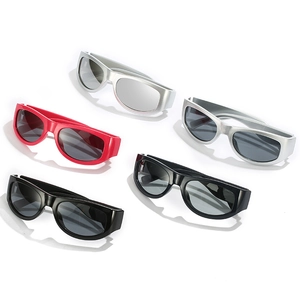Sportliche Sonnenbrillen in Schwarz, Rot und Silber mit dunklen Gläsern