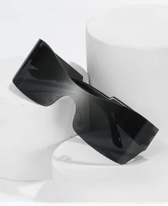 Gros plan de lunettes de soleil sportives noires de type masque sur socle blanc