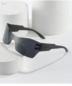 Détail de lunettes de soleil cyberpunk enveloppantes avec monture noire et verres gris