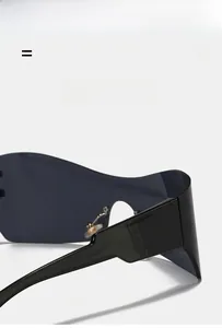 Détail de lunettes de soleil shield noires ultra légères et élastiques avec support