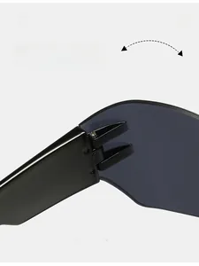 Détail macro d'une charnière en métal durable sur des lunettes de soleil œil de chat bleues