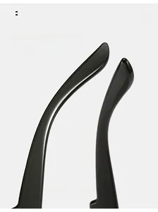 Détail des branches de lunettes de soleil noires avec design ergonomique profilé
