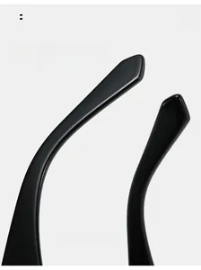 Détail des branches ergonomiques incurvées sur lunettes de soleil œil de chat noires