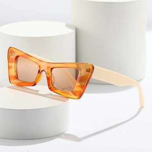 Lunettes de soleil œil-de-chat avec monture orange translucide et branches beige
