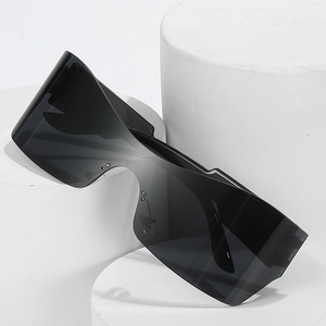 Lunettes de soleil enveloppantes œil de chat avec verres noirs translucides sans monture