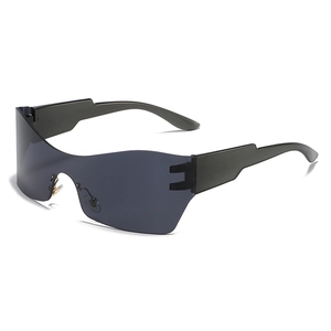 Lunettes de soleil bouclier Y2K avec branches futuristes en forme d'éclair noires