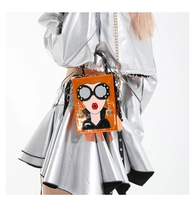 Détail du sac boîte en cuir verni orange vif avec un design de personnage de dessin animé