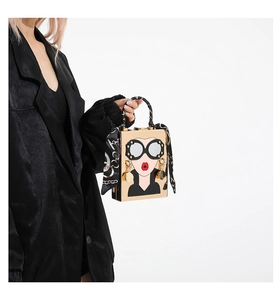 Vue détaillée de l'illustration de portrait pop art sur le sac à main boîte carré