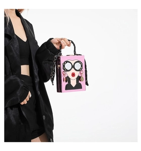 Sac boîte rose avec portrait pop art et foulard en soie sur la poignée