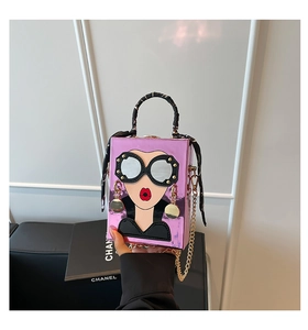 Sac boîte en cuir verni rose avec imprimé visage pop art et foulard en soie
