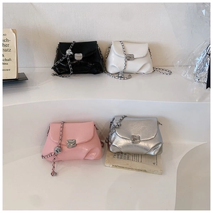 Dettaglio di borse a tracolla plissettate in nero bianco rosa e argento metallizzato