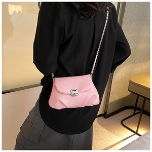 Borsa a tracolla rosa a pieghe con chiusura argentata e catena su modella donna