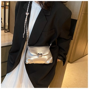 Borsa a tracolla plissettata argento con catena metallica e fibbia dal design unico