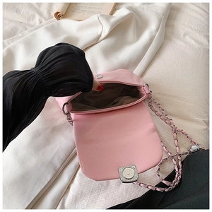 Dettaglio dell'interno della borsa rosa con chiusura magnetica e tasca con cerniera
