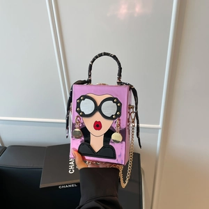 Sac boîte rose effet miroir avec visage cartoon, détails dorés et anse foulard soie