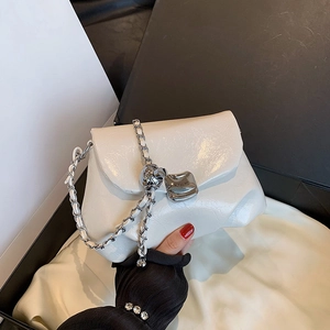 Borsa a mano bianca lucida con pieghe, catena argentata e chiusura in metallo donna