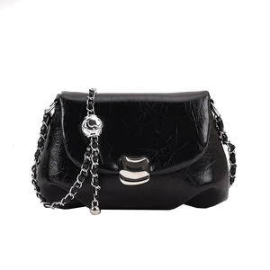 Elegante borsa a tracolla in pelle nera a pieghe con catena d'argento e ciondolo rosa