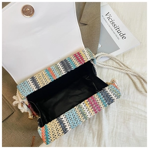 Detail der bunten Strohtasche mit Magnetverschluss und schwarzem Innenfutter