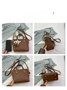 Vue détaillée du mini sac seau marron foncé avec texture tressée et bandoulière amovible