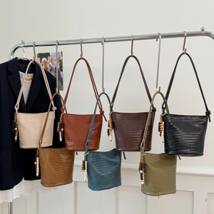 Women Woven Bucket Bag PU Leather Large Capacity Handbag Shoulder Bag Wooden Bead Tassel Retro Casual Chic Tote