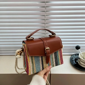 Bunte gewebte Strohschultertasche mit brauner Lederklappe und Baumwollseilriemen