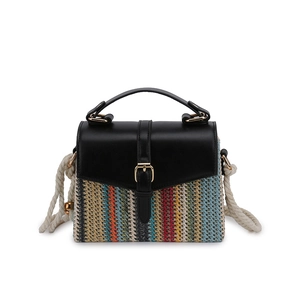 Minimalistische Strohtasche mit bunten Streifen und schwarzem Ledergriff für den Strandurlaub