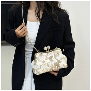 Détail de la broderie florale sur sac de soirée ivoire de haute qualité avec fermoir perle