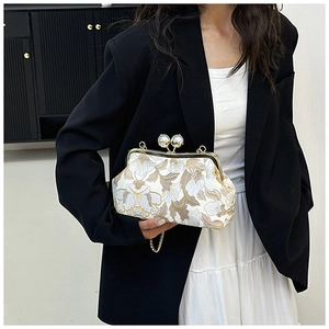 Détail de la broderie florale et fermoir perle sur cette pochette de soirée chic