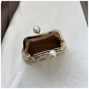 Détail du sac floral vintage avec grand fermoir perle et compartiment intérieur spacieux