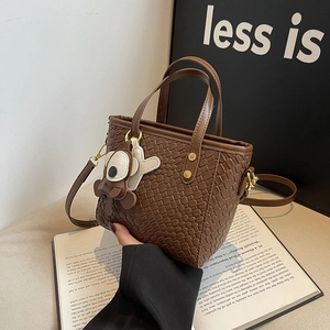 Sac à main marron tressé avec breloque dessin animé, bandoulière réglable et poignées
