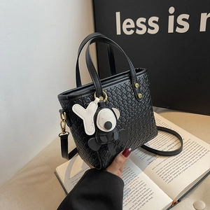 Sac fourre-tout noir tissé pour femme avec breloque ours et bandoulière réglable