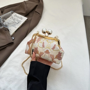 Pochette de soirée brodée de fleurs avec fermoir perle et bandoulière dorée