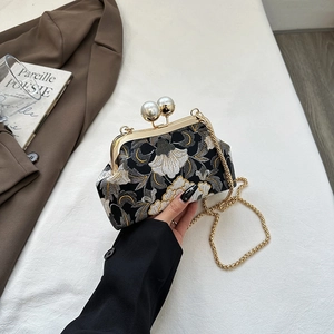 Sac de soirée rétro noir avec broderie florale, fermoir perle et chaîne dorée
