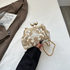 Pochette de soirée crème avec broderie florale, fermoir perle et chaîne dorée