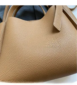 Dettaglio ravvicinato della pelle martellata marrone di questa borsa a mano