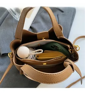 Interno della borsa in pelle kaki con scomparto a zip e grande capacità spaziale
