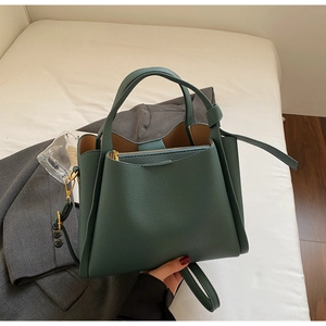 Dettaglio della borsa in pelle martellata verde scuro con tasca interna a zip