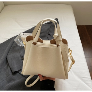 Dettaglio borsa tote in pelle martellata bianco crema con pochette e dettagli oro
