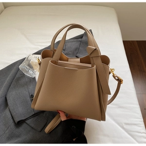 Dettaglio della borsa tote in pelle martellata kaki con finiture dorate e pochette