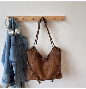 Détail d'un sac cabas en similicuir marron vintage avec boucles ajustables