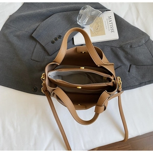 Vista dall'alto della borsa a secchiello in pelle marrone con pochette interna e capienza