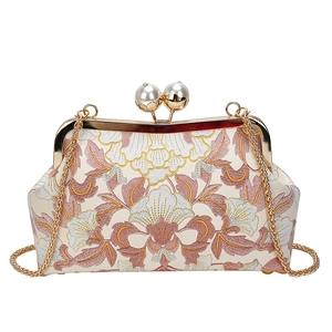 Sac bandoulière élégant blanc cassé avec broderie florale rose et fermoir perle