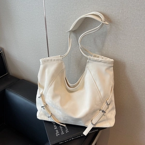 Grand sac cabas beige minimaliste en cuir PU mat posé sur un support d'exposition