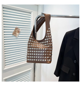 Détail du sac à main en cuir marron vintage avec rivets métalliques argentés décoratifs