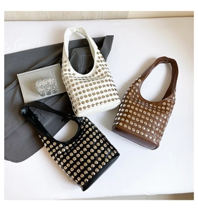 Vue détaillée de sacs hobo avec rivets métalliques argentés en noir, blanc et marron